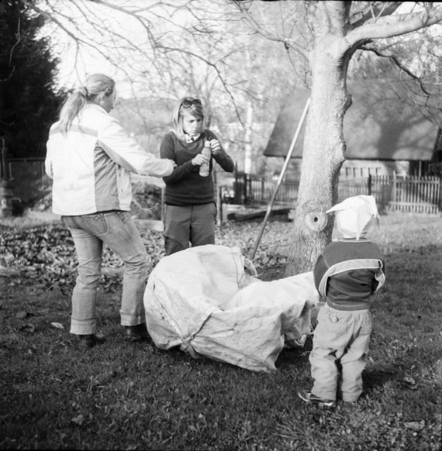 Chlapec čeká na pití