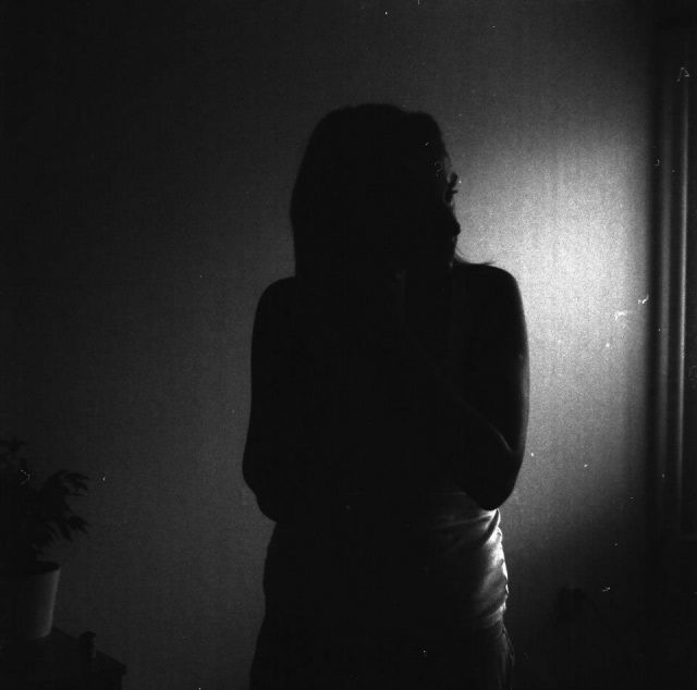 Slečna s polaroidem