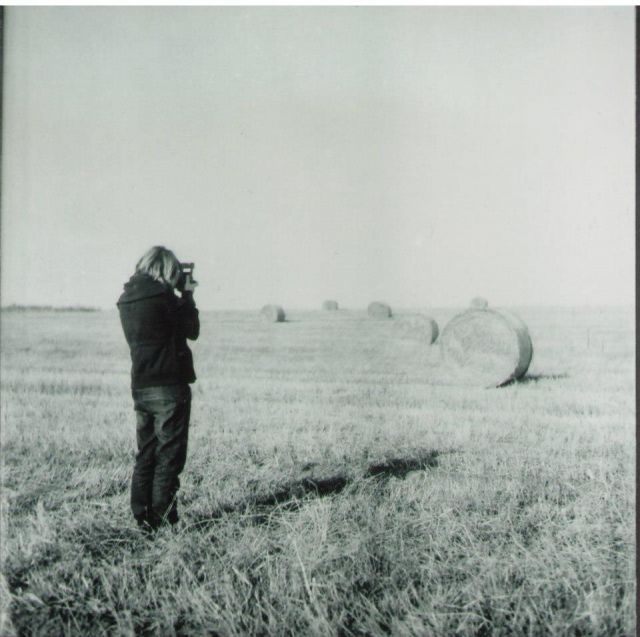 Slečna s polaroidem