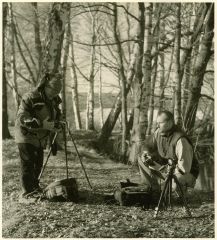 .. tak ne, nebalí, naopak. A nejsou to zeměměřiči, ale členové místního spolku fotografického.