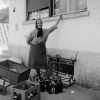 Ukrajinská babička před obchodem