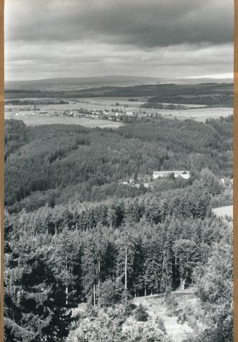 Z Vlčí hory pohled na Třebel, Slavkovský les a Krušné hory Z Vlčí hory pohled na Třebel, Slavkovský les a Krušné hory