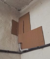 Zatemnění prasklin a otvorů ve zdi