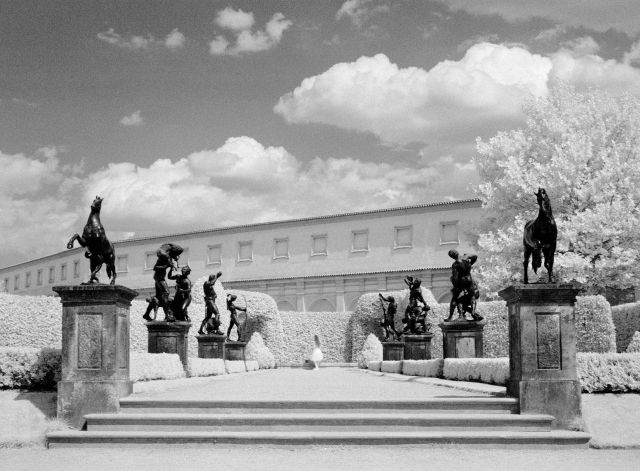 K nevinnosti cestu stráží...